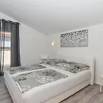 Appartamento 2 Bedroom Gorgeous In Okrug Gornji