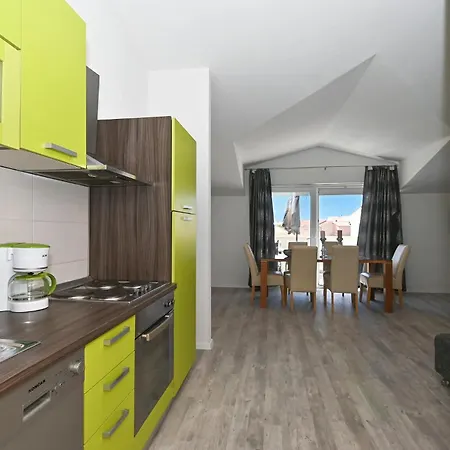 2 Bedroom Gorgeous In Okrug Gornji *