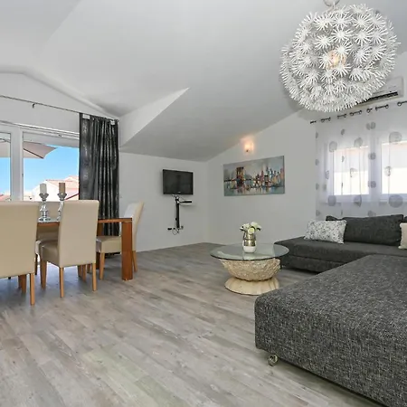 2 Bedroom Gorgeous In Okrug Gornji *