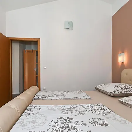 Stunning In Okrug Gornji With Wifi