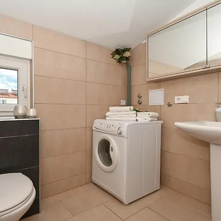Apartment 2 Bedroom Gorgeous In Okrug Gornji