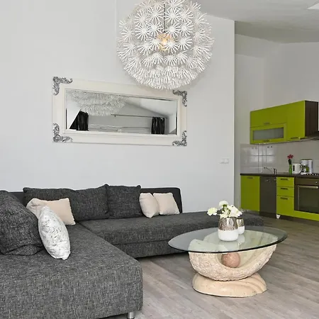 Apartment 2 Bedroom Gorgeous In Okrug Gornji Trogir