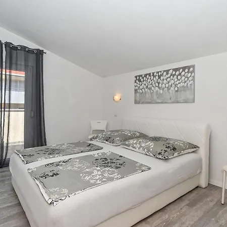 Apartment 2 Bedroom Gorgeous In Okrug Gornji