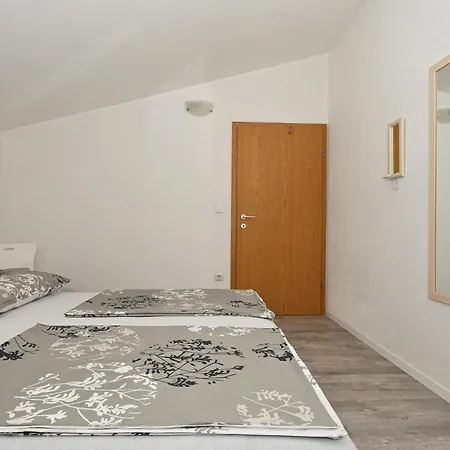 Apartment 2 Bedroom Gorgeous In Okrug Gornji *